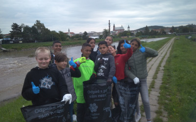 6.9. 2022 Word clean up Day 2022 „Ukliďme svět ", úklid okolí školy a řeky Bečvy-1