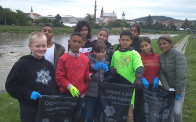 6.9. 2022 Word clean up Day 2022 „Ukliďme svět ", úklid okolí školy a řeky Bečvy-3