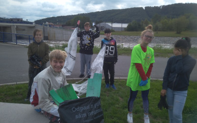 6.9. 2022 Word clean up Day 2022 „Ukliďme svět ", úklid okolí školy a řeky Bečvy-4